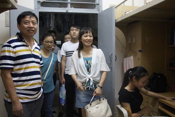 商学院领导走访慰问2016级新生.JPG
