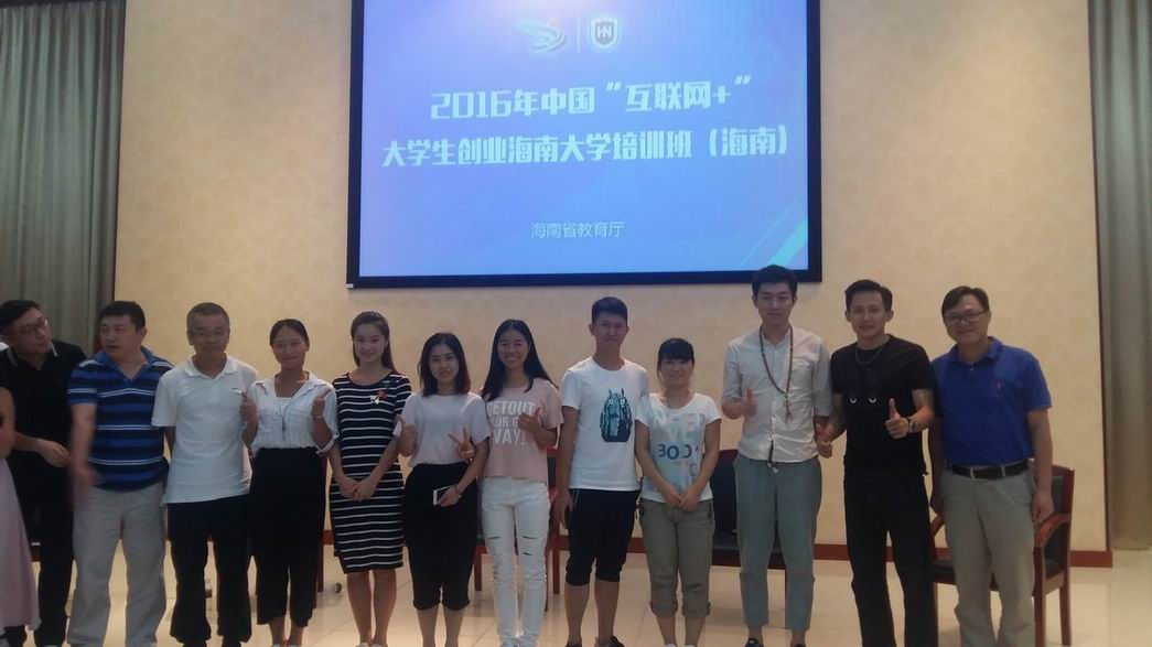 我校学子与组委会和专家组老师合影-何云摄像.jpg