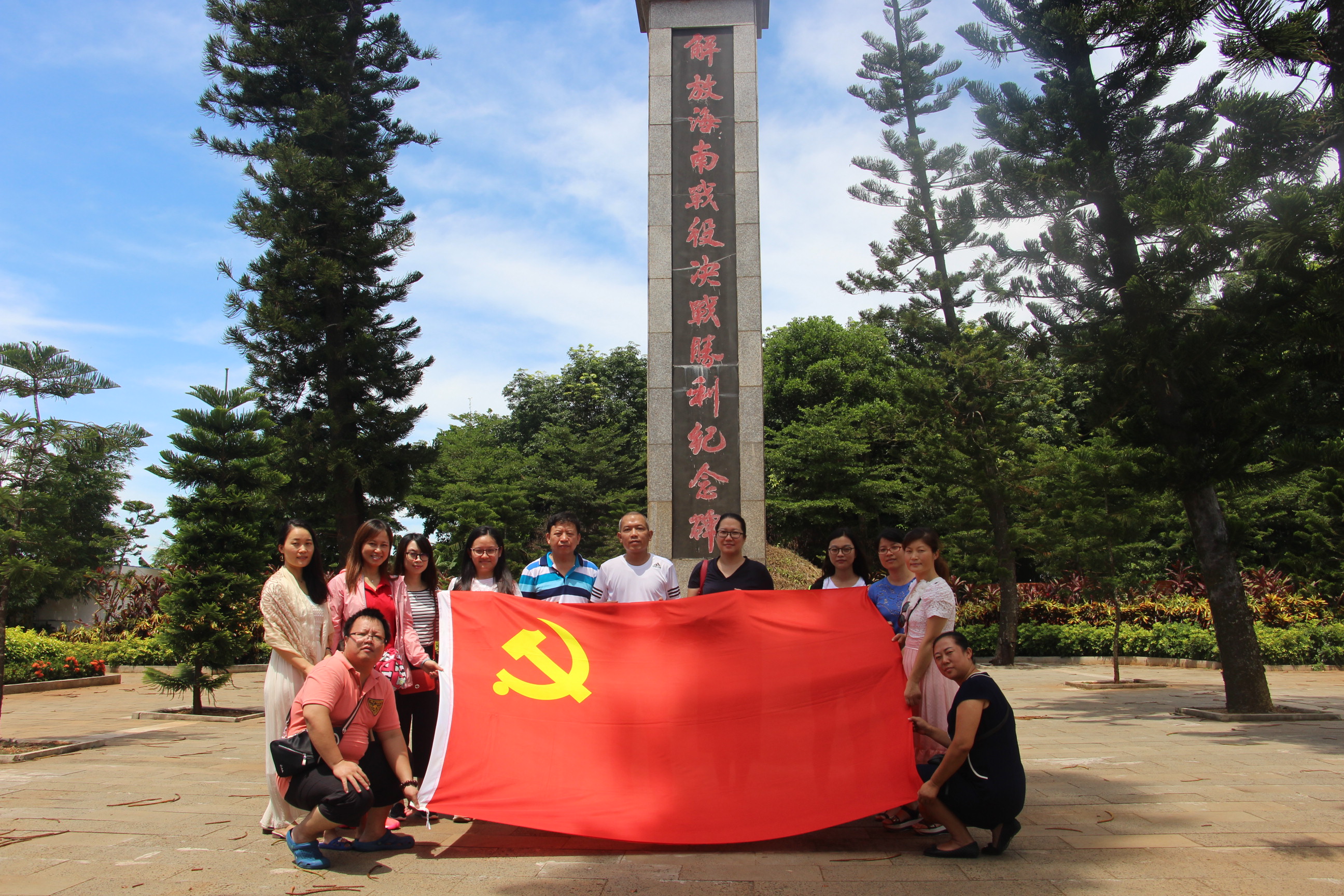 商学院全体党员缅怀革命先烈（商学院 郑晓非摄影）.JPG