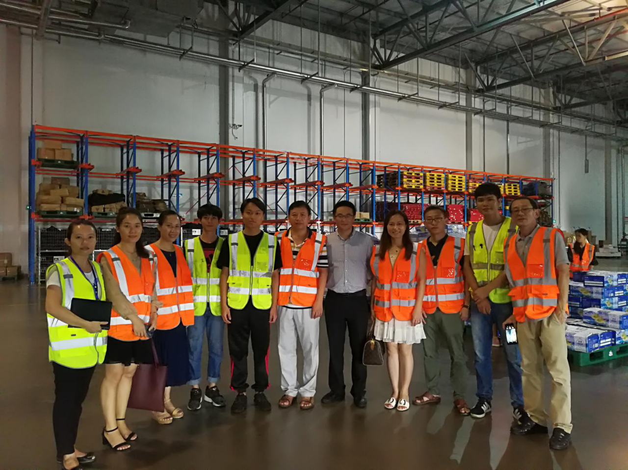 1505121400465183.jpg 罗牛山冷链物流李胜红总经理与师生合影(商学院 董佳佳摄影).JPG