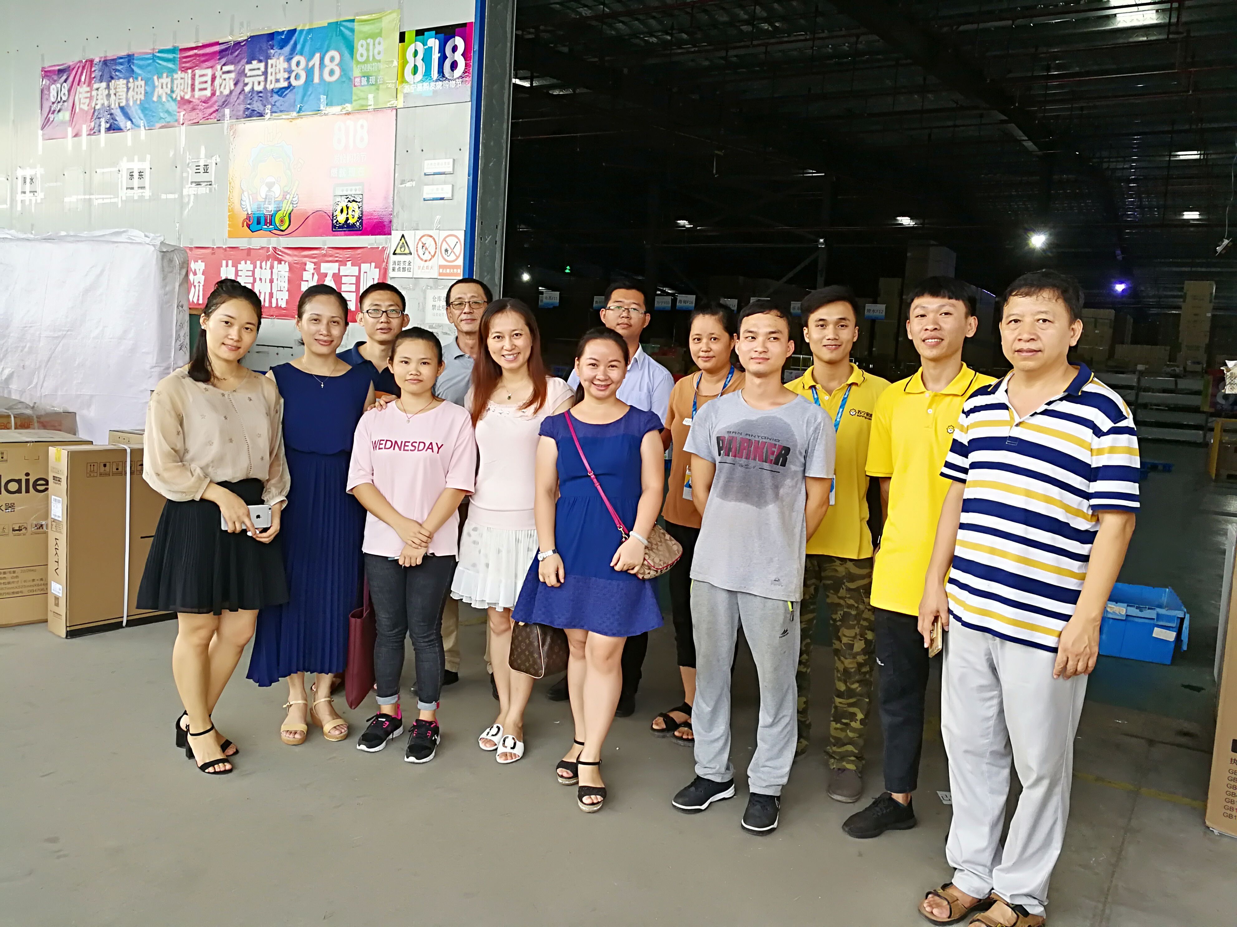 1505121458523639.jpg 苏宁海南物流中心李部长与师生合影(商学院 董佳佳摄影).jpg