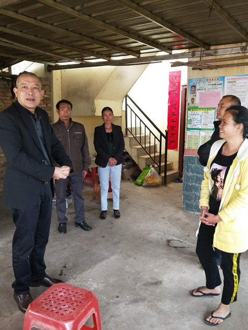 符国繁书记与受访学生亲切交谈（学院学工办供图）_副本.jpg