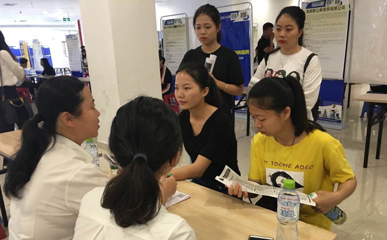 经管学院人力资源专业学生在招聘会现场与企业人员沟通交谈1.jpg