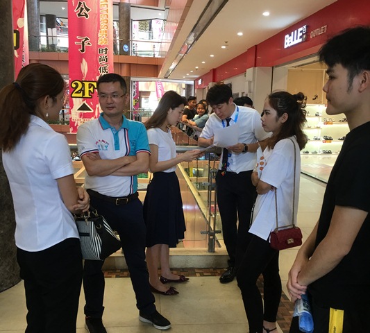招聘会总负责人韩坚定先生给我院毕业生指导应聘技巧.jpg