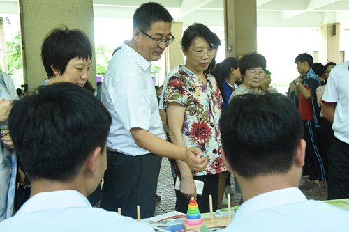 学校领导王安兴驻足观看  必赢唯一官方网站供图_副本.jpg