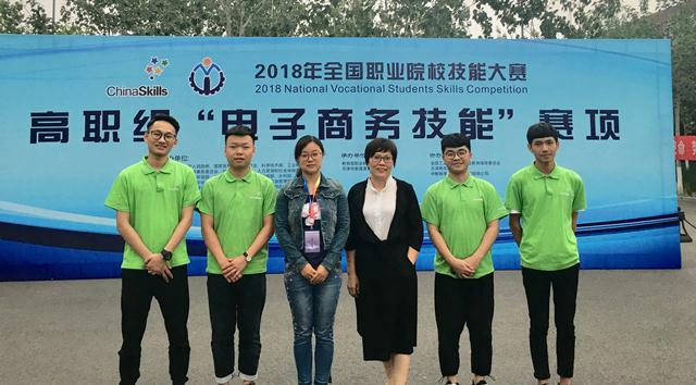 指导教师和参赛选手合影留念 (2).jpg